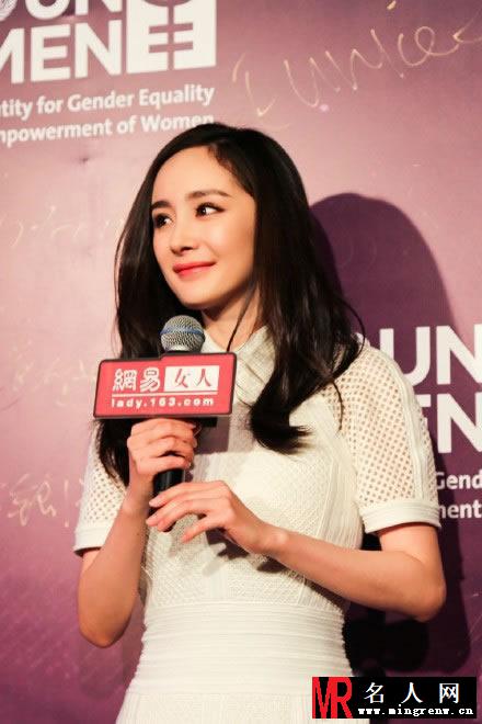 杨幂获年度影响力大奖 白裙现身优雅动人(1)