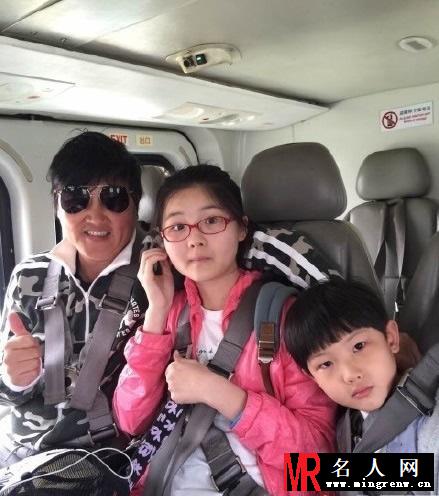 孙楠携子女出游心情大好 退赛风波无影响(1)