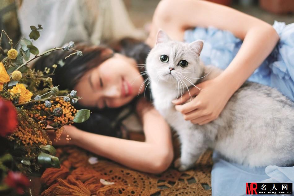 潘辰美艳写真 抱猫咪置身花丛(1)