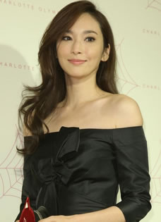 吴佩慈性感秀身姿 宣布退出娱乐圈引热议(10P)