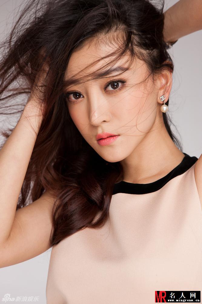 李婳甜美写真曝光 飘逸长发尽显随性(1)