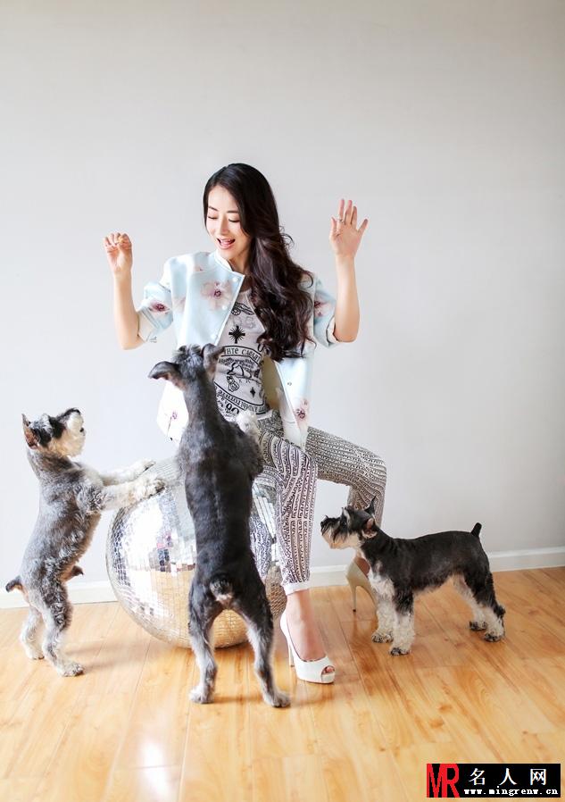 陈紫函家居写真曝光 与爱犬嬉戏欢乐无限(1)