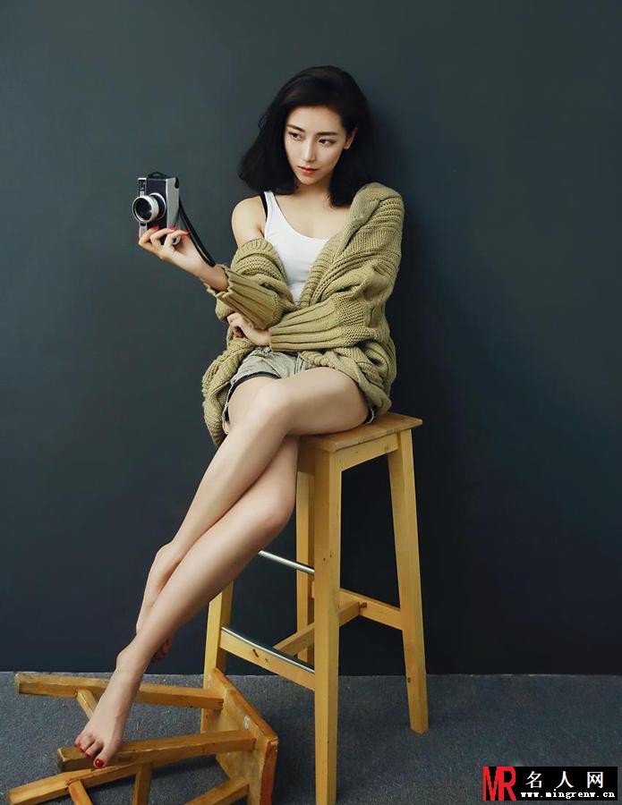 菅韧姿慵懒写真 低眉浅笑展迷人气质(1)
