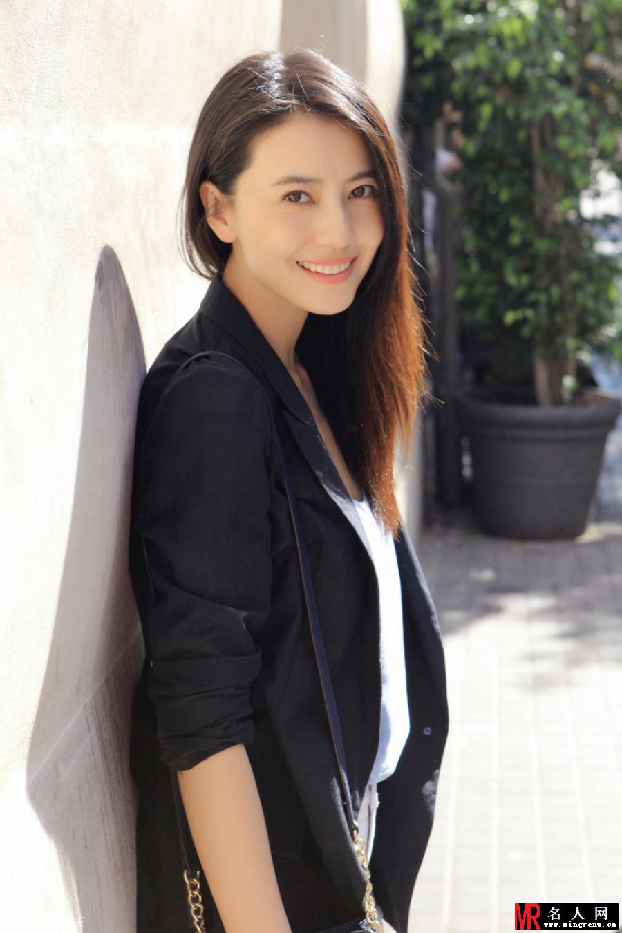 高圆圆曝畅游欧洲美照 笑容甜美清新可人(1)
