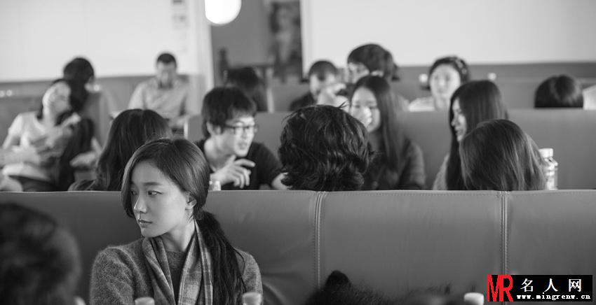 王珞丹后会无期剧照 香烟缭绕显颓废(1)