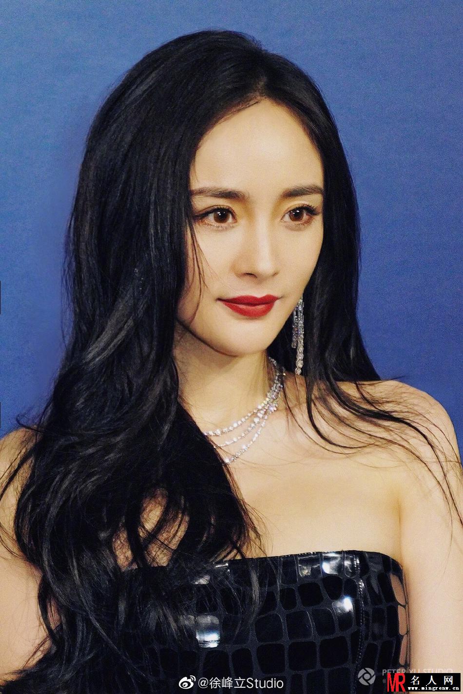 杨幂穿抹胸裙现身性感撩人(1)