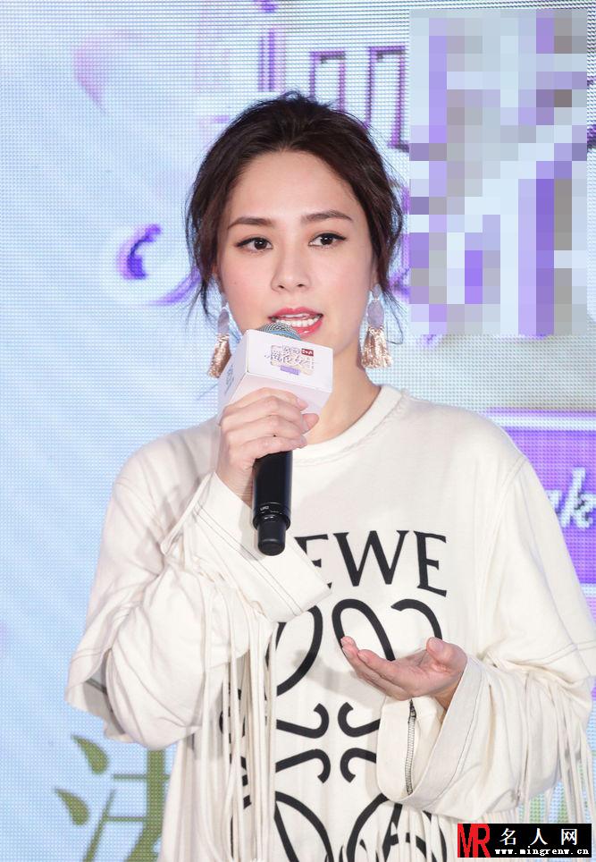 阿娇出席活动妆容淡雅精致 再现娇式穿搭(1)