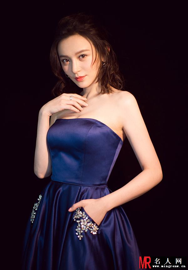 施诗身穿绸缎长裙亮相活动 小露性感美肩(1)