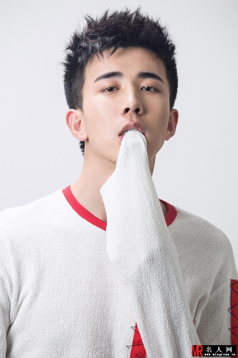 李川潮流套头衫写真 眼神迷离随性自然(1)