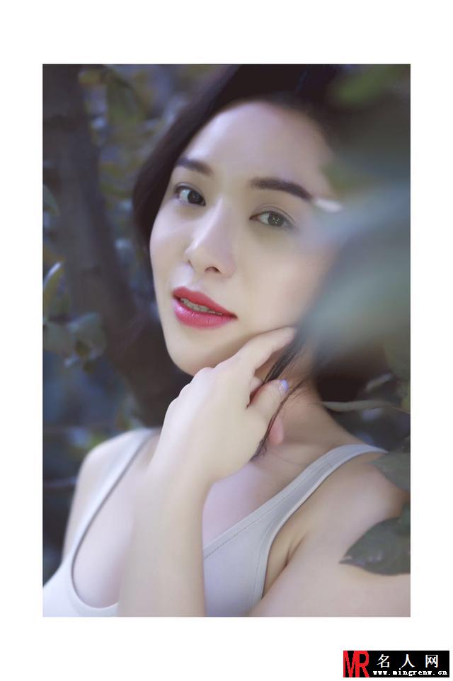 罗心妍拍户外时尚写真 演绎春日浪漫(1)