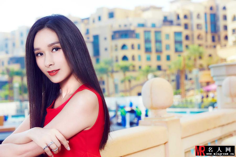 杨恭如户外写真 红衣似火美艳动人(1)