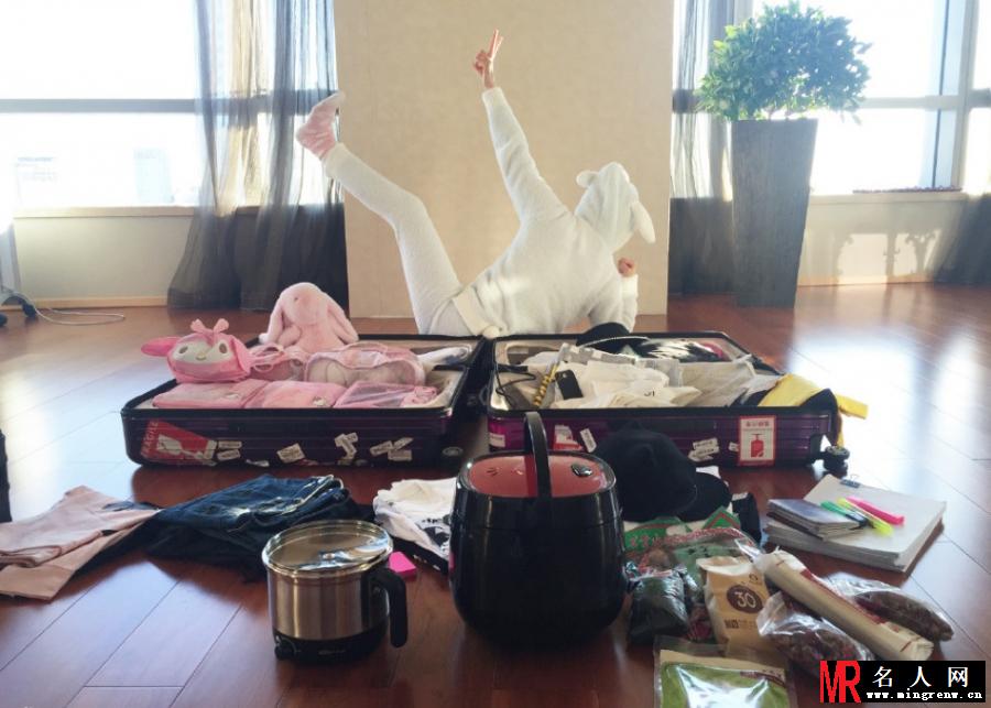 李冰冰搞怪变女神经 穿睡衣素颜打包行李(1)