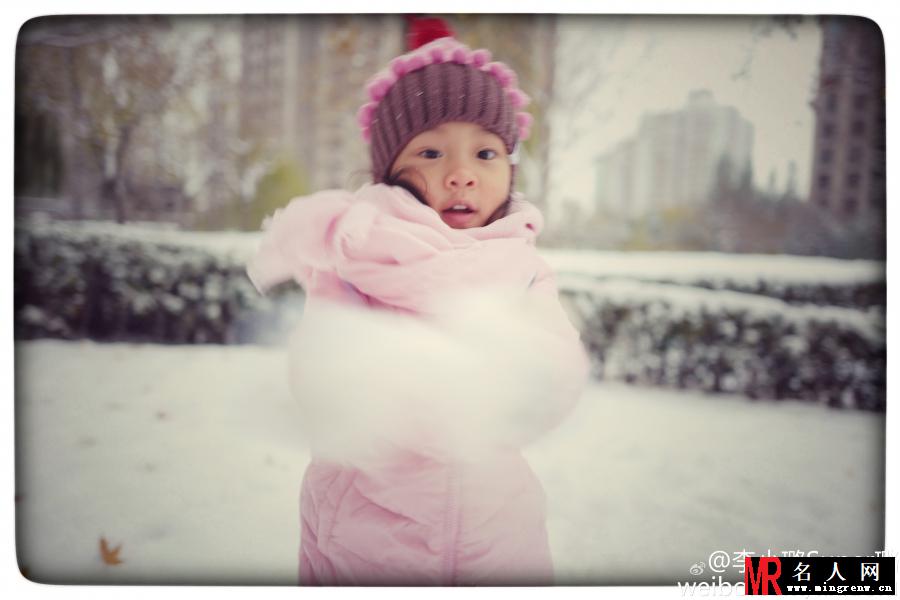 李小璐和甜馨堆雪人 母女打扮时髦称闺蜜(1)