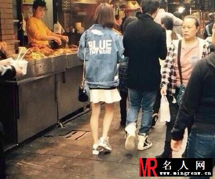 王思聪开豪车街边吃小吃 身边妹子又换了(1)