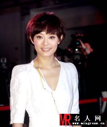 孙俪穿白西装现身上海 OL范似女总裁(1)