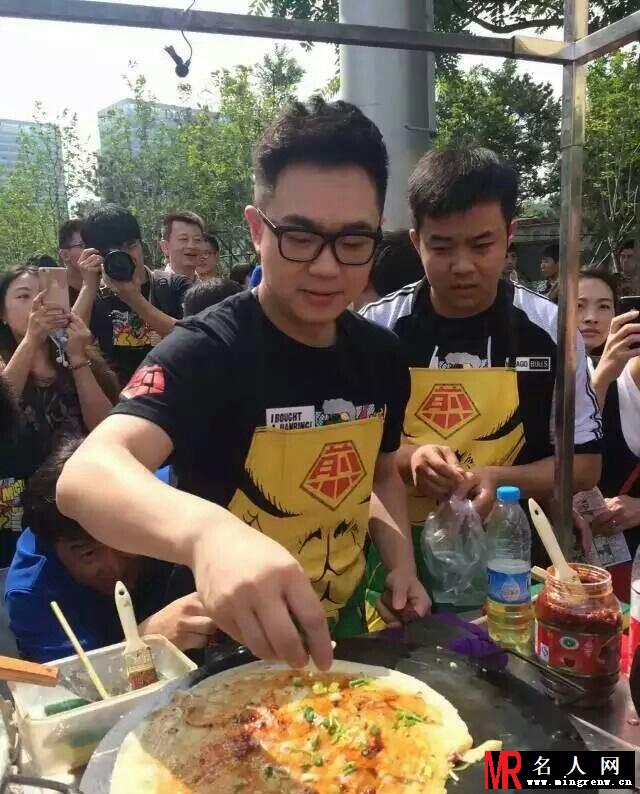 《煎饼侠》大鹏携柳岩上街卖煎饼(1)