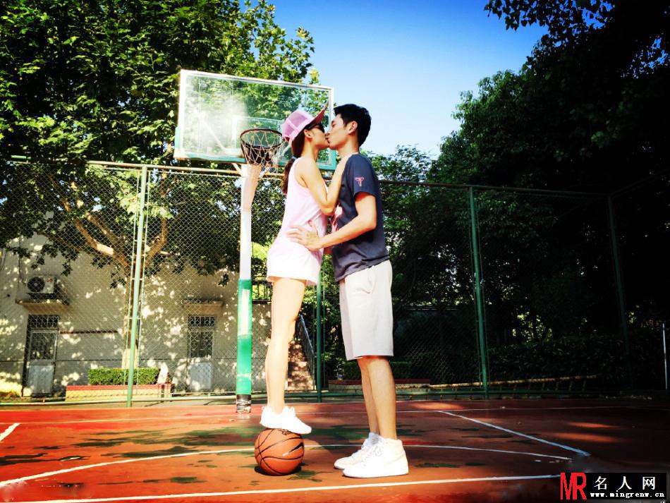 张嘉倪与男友秀恩爱 站篮球上对嘴热吻(1)