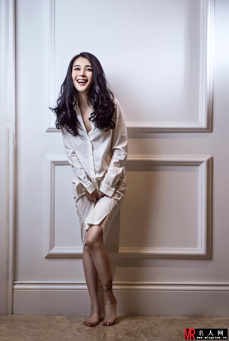 刘雨鑫最新居家性感写真 尽显温婉恬静(1)