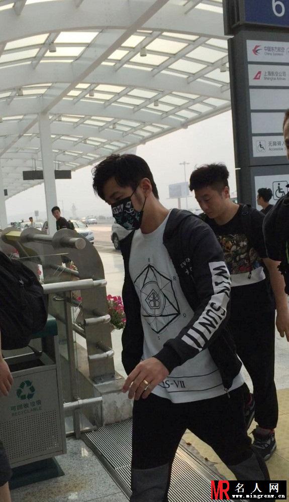 周杰伦现身机场口罩遮面 获保镖撑伞显天王气场(1)