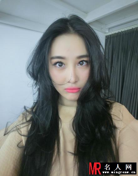 张馨予参加朋友婚礼 蕾丝白裙难掩酥胸(1)