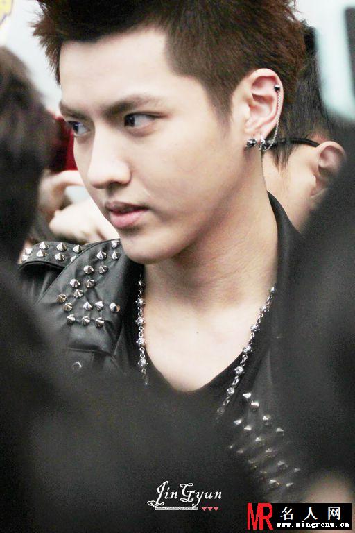 2013年4月EXO广州飞仁川机场写真吴亦凡图片(1)