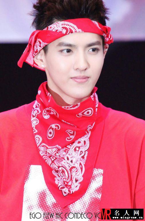 2013年EXO亮相韩国日山签售会 吴亦凡红色潮搭嗨爆全场(1)