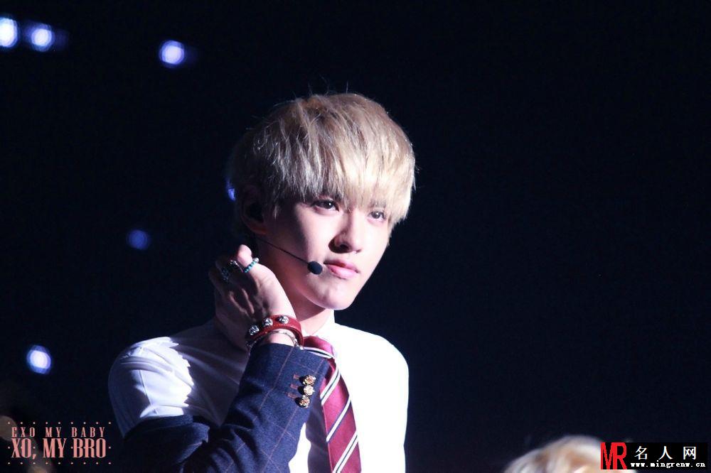 吴亦凡2013年活动现场与EXO众成员卖力表演引爆全场欢呼(1)
