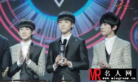 TFBOYS获得奖项 倾情演唱并与王力宏合照(1)