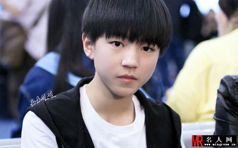TFBOYS王俊凯生活照 小正太被御姐挑逗(1)