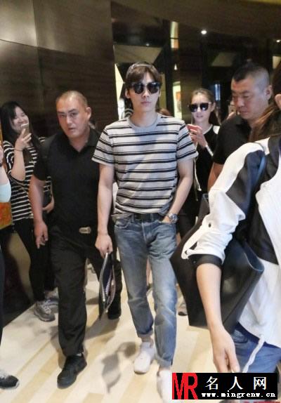 李易峰遭粉丝围堵获专人开道显大牌(1)