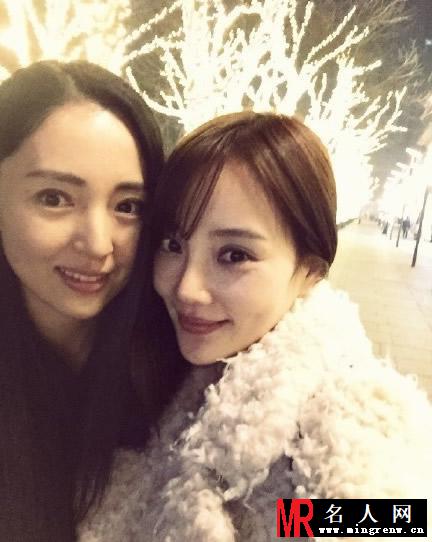 李小璐董璇合照似少女 姐妹相聚甜蜜开心(1)
