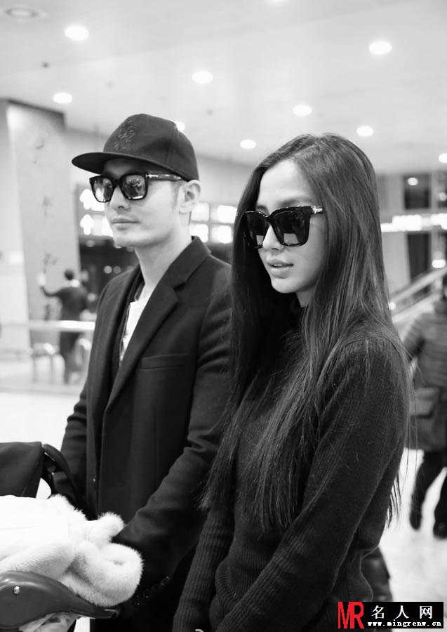 黄晓明angelababy低调现身机场 黑白穿搭显亲民(1)