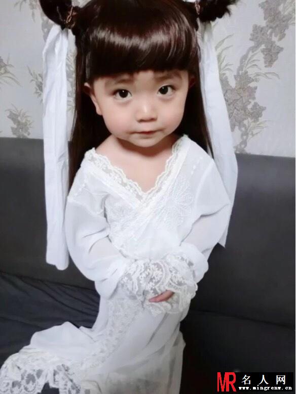 萌娃扮小龙女微博走红 小露香肩萌翻网友(1)