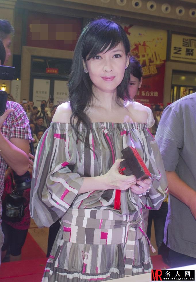 周慧敏花裙现身捞金 不老女神引围观(1)