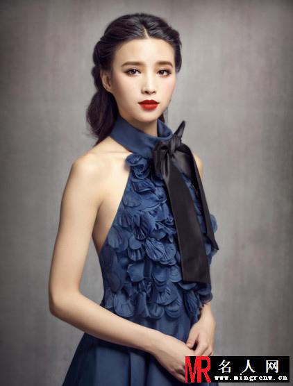 张杨果而与丈夫拍写真 复古深蓝尽显默契(1)