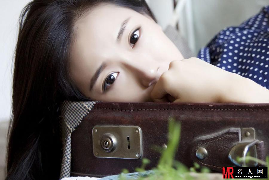 菅韧姿清爽写真曝光 怀抱小提琴清新出境(1)