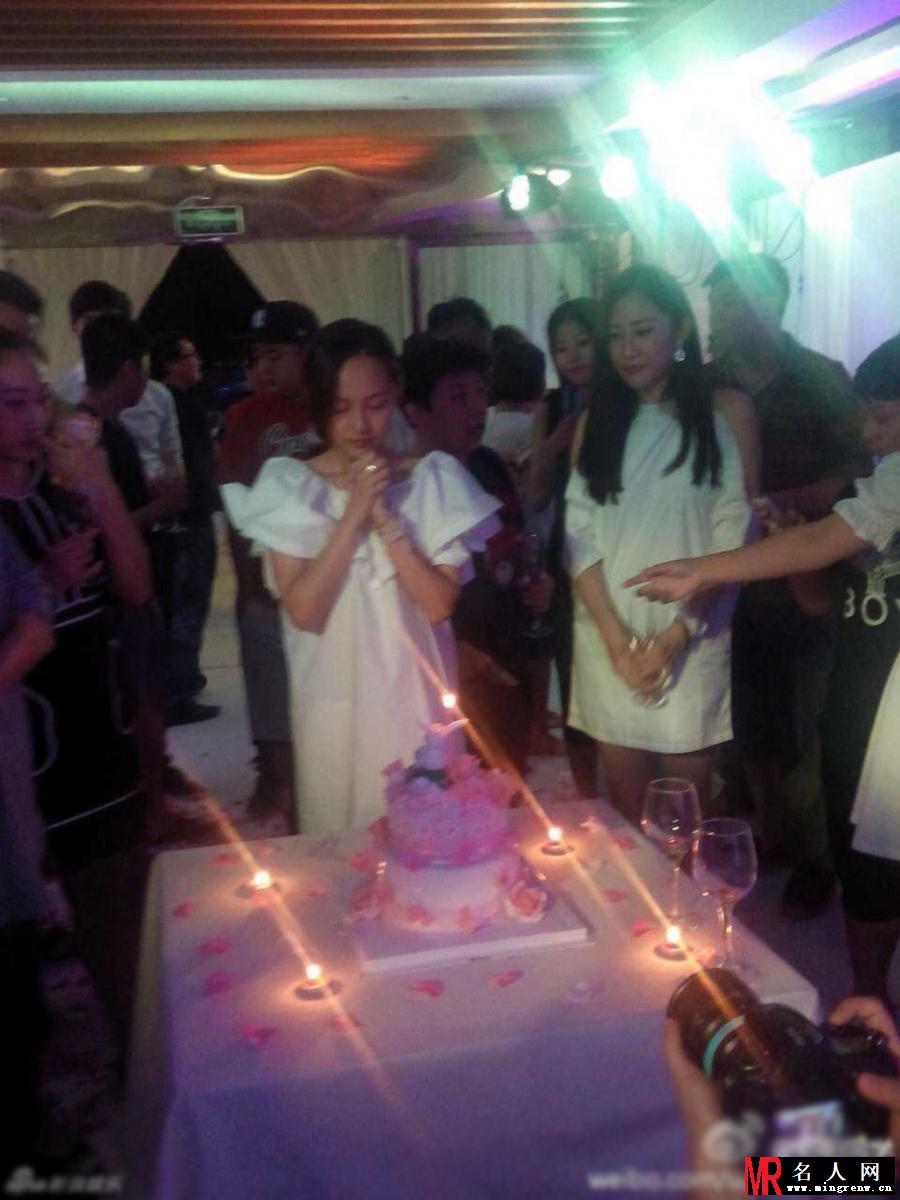 曝张嘉倪浪漫生日会 男友惊喜求婚(1)