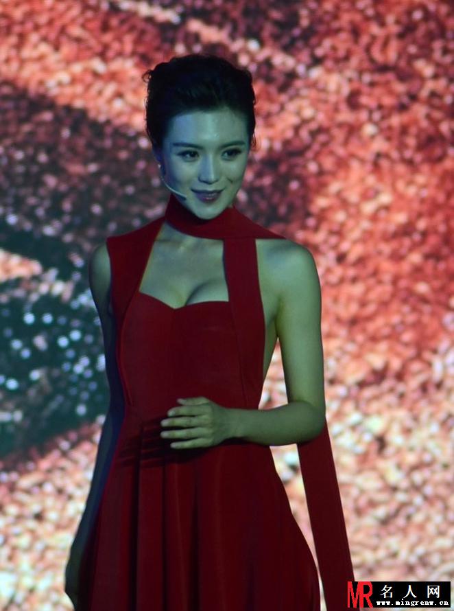 红毯女星激凸露侧乳 霸气侧漏秀下限(1)