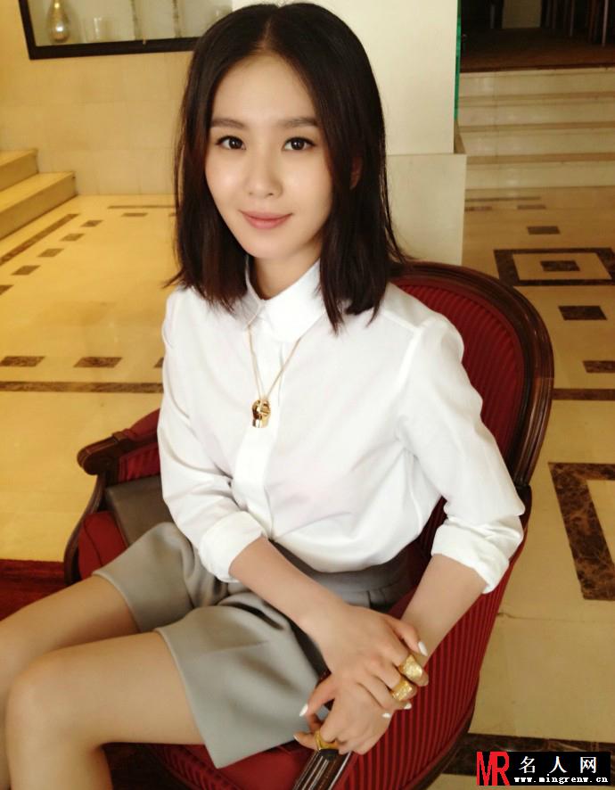 刘诗诗亮相巴黎时装周 优雅清新气质获赞(1)