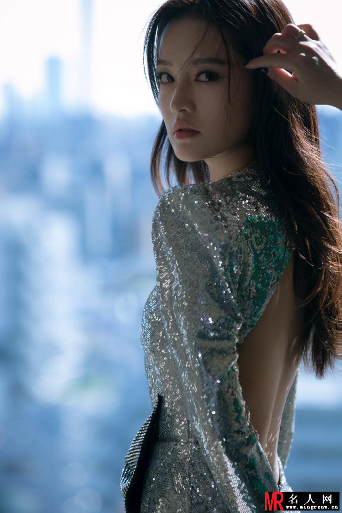 李沁亮相东京电影节 大秀美背和美腿(1)