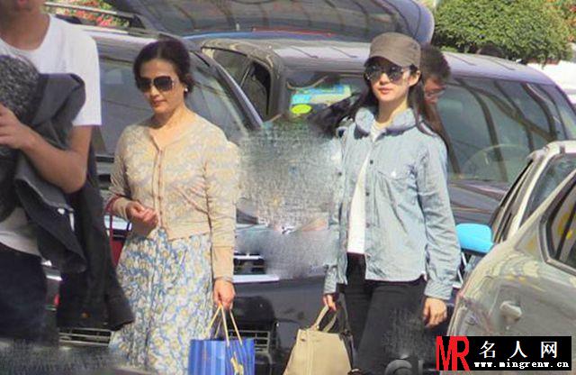 刘亦菲与妈妈现身似姐妹 与男友恋情升温(1)