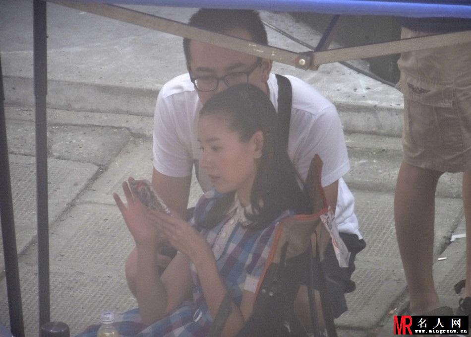 董洁与年轻男子片场并肩搭手玩手机(1)