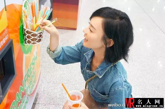 袁姗姗微博晒机场喝饮料搞怪照 牛仔连体裤清纯活动无限(1)