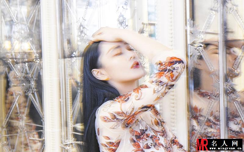 张馨予巴黎异域风情写真 烈焰红唇尽展女王范(1)