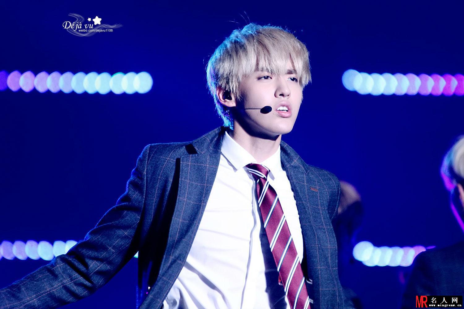 吴亦凡2013年活动现场与EXO众成员卖力表演引爆全场欢呼(1)