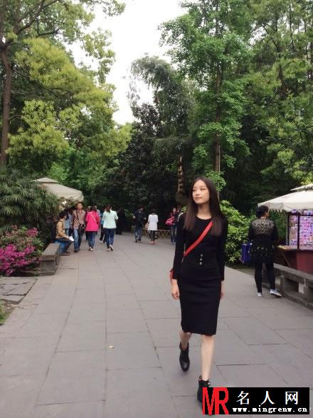 倪妮2014锦里之旅生活照 模仿大熊猫可爱搞笑(1)