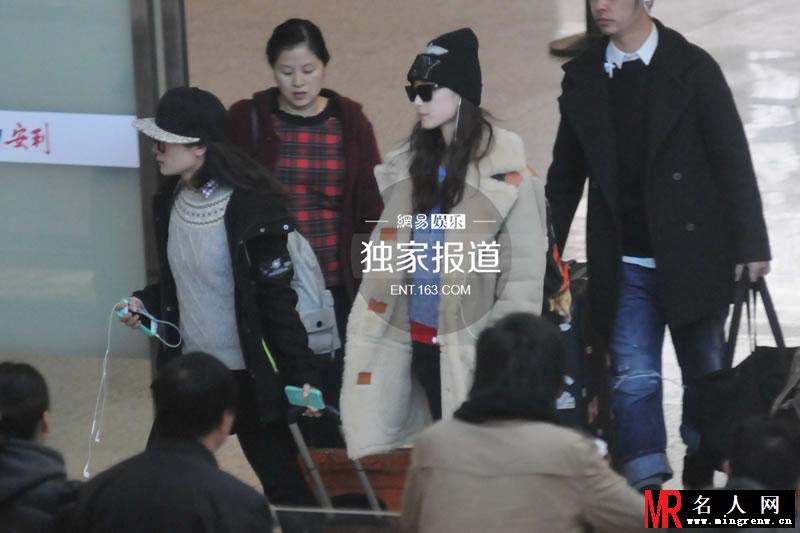倪妮机场被偷拍大汇总 跟可爱婴儿卖萌互动(1)