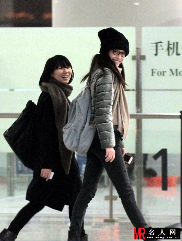 倪妮机场被偷拍大汇总 心情高兴对着偷拍镜头卖萌(1)