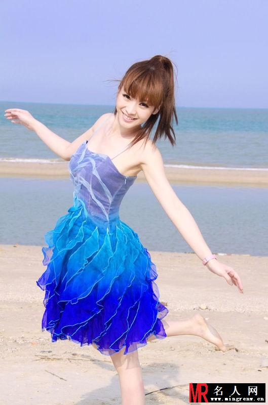 柳岩夏日清凉写真 蓝裙海边戏水(1)