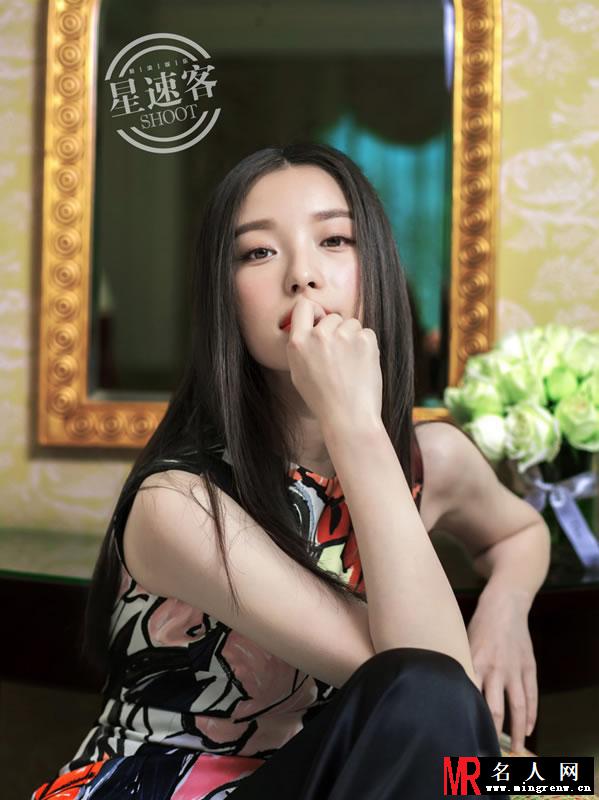 倪妮登星速客杂志 浪漫印花凸显妖艳妩媚(1)